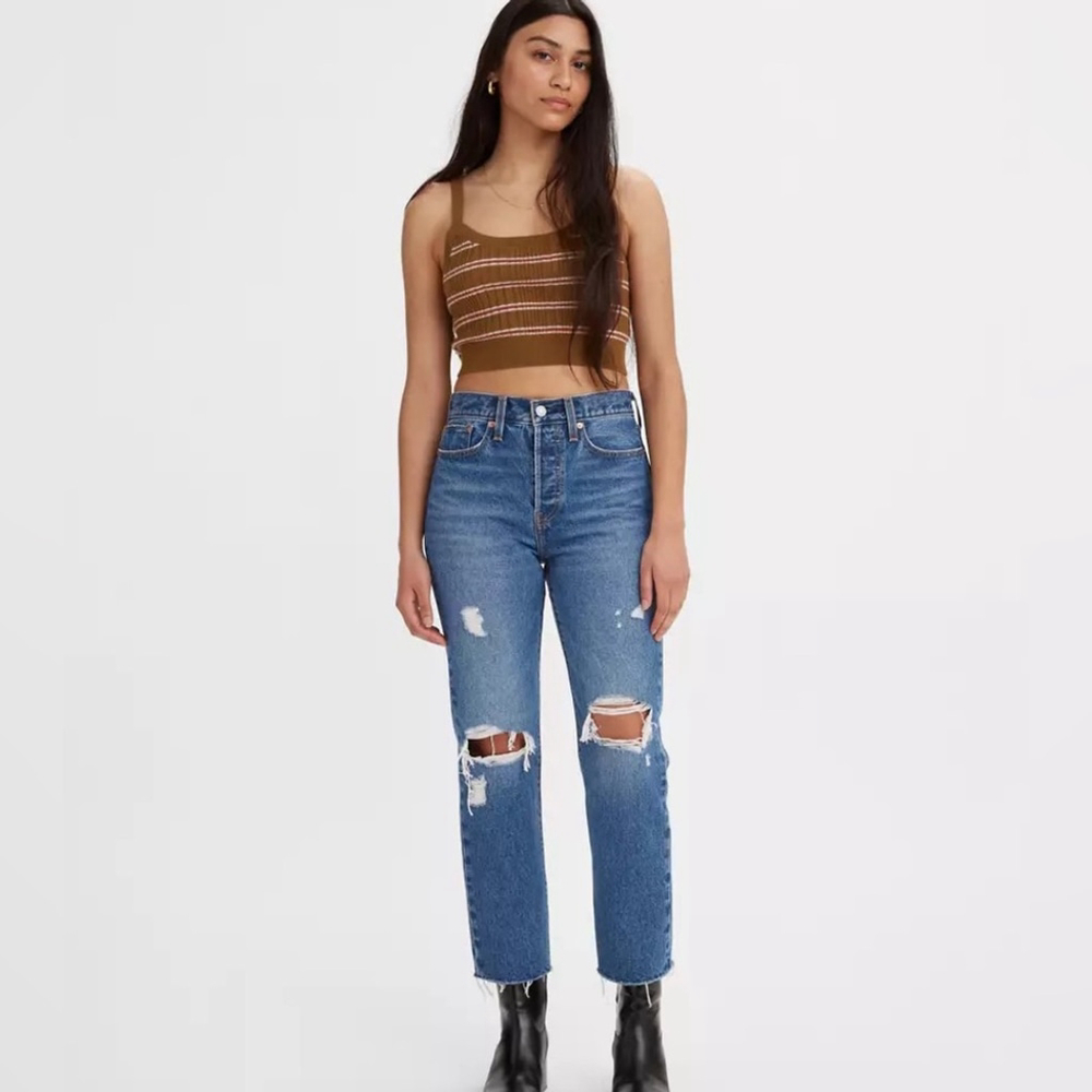 Levi’s Premium Wedgie Straight Medium Wash Distressed Size 24 NWOT
